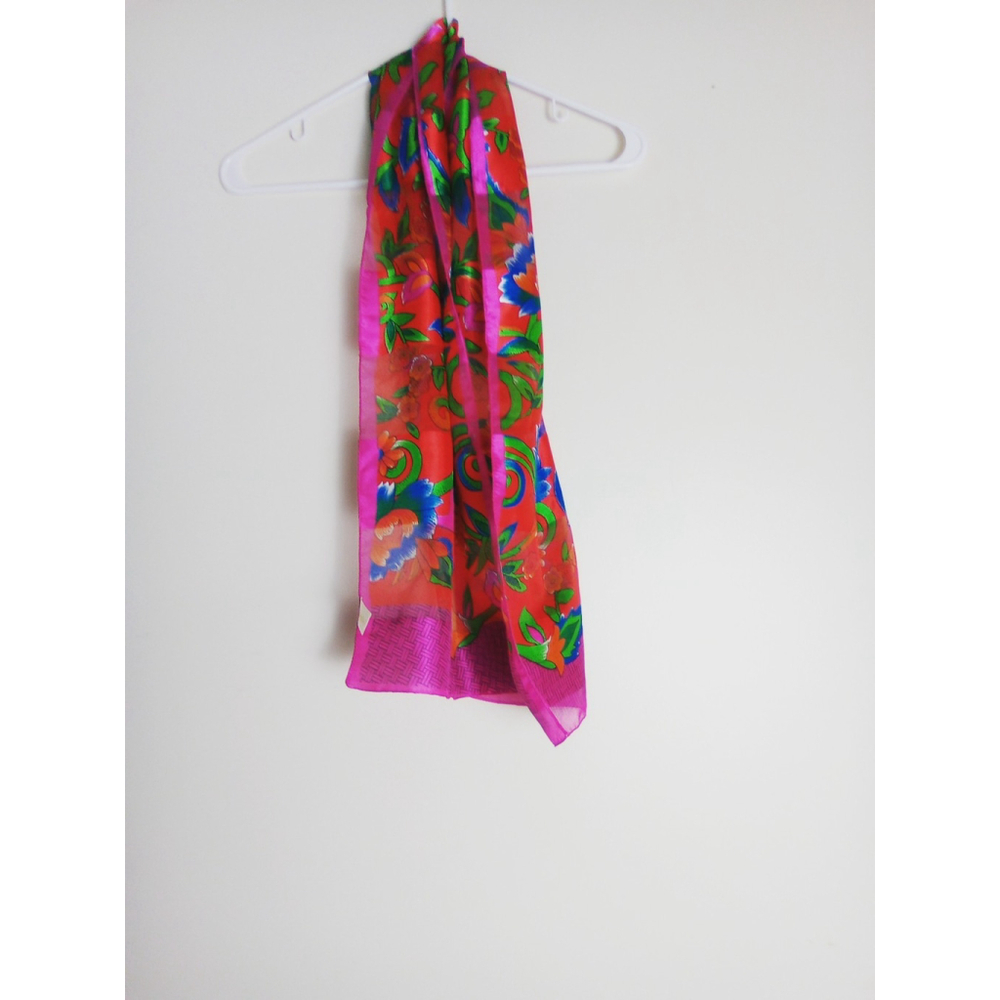 BERKSHIRE WOMAN SCARF DESIGN